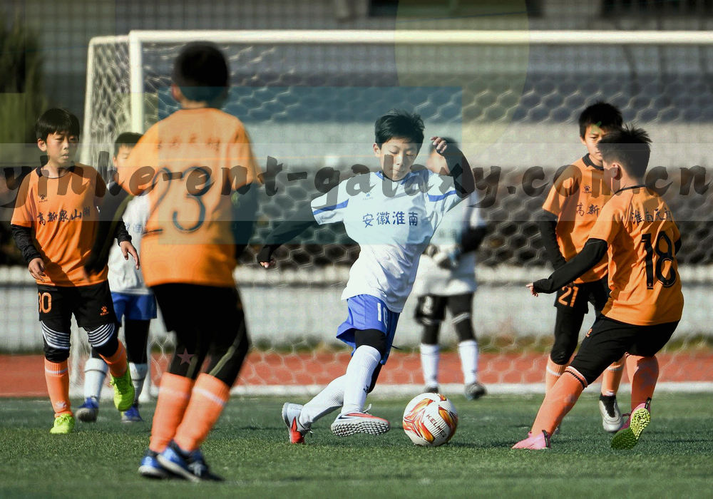 电脑、平板和手机并排显示同一份记录页面，背景为深色星空
